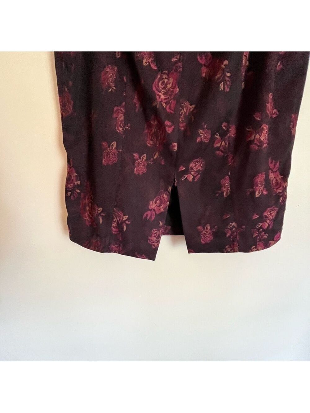 White House Black Market Dark Floral Pencil Skirt Burgundy Roses Size 12 Goth - Picture 6 of 8